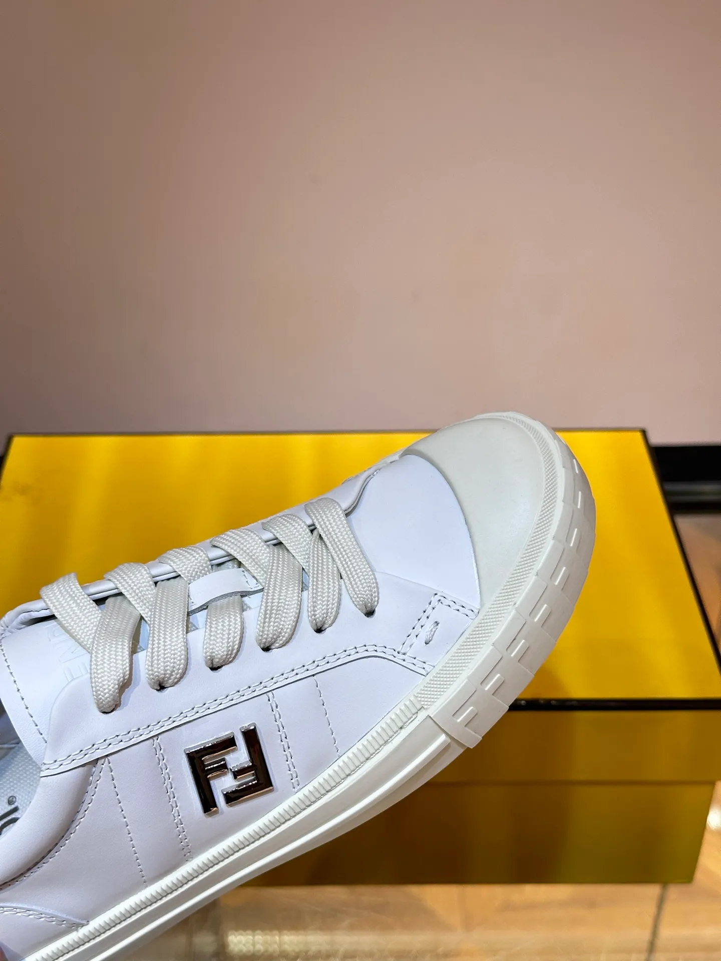 Men's Men's Shoes 💰380 [New Style] 🍿🍿Fendi Fendi Casual Sneakers Skateboard Shoes, the new Domino sneakers have become a favorite shoe. For those who want to create a simple and FENDI-characteristic look, this shoe is the perfect choice. Because this sneaker is one of the most cost-effective among FENDI's entry-level sneakers, it provides a great opportunity to attract and attract all customers who love easy and comfortable everyday sneakers. Size: 38-45 (men’s size 38.45 customized)